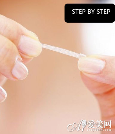 轻捏胶带两端 轻捏胶带两端