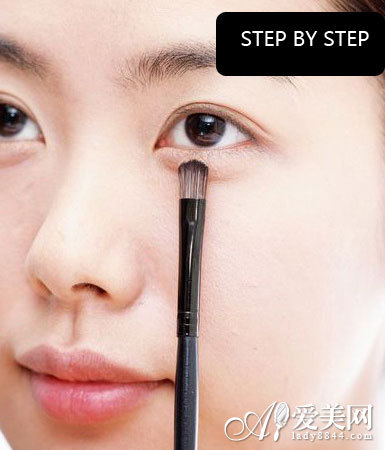 米黄眼影增澎感 米黄眼影增澎感