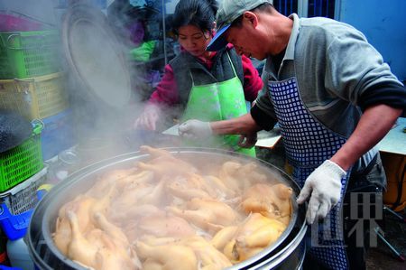 热气腾腾、浓情盈满—盆菜传递的年味最是直接真切(摄影师:谢浩然) 热气腾腾、浓情盈满—盆菜传递的年味最是直接真切(摄影师:谢浩然)
