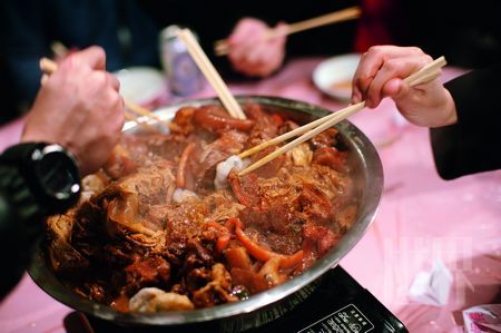 热气腾腾、浓情盈满—盆菜传递的年味最是直接真切(摄影师:谢浩然) 热气腾腾、浓情盈满—盆菜传递的年味最是直接真切(摄影师:谢浩然)