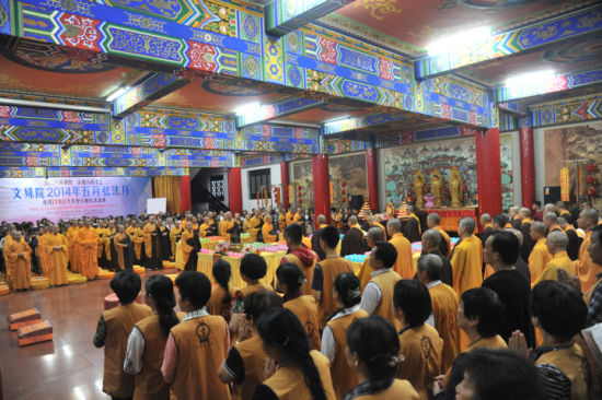 文殊院常住法师、空林佛学院学僧、弘法利生部护法志工近800人参加传灯回向法会