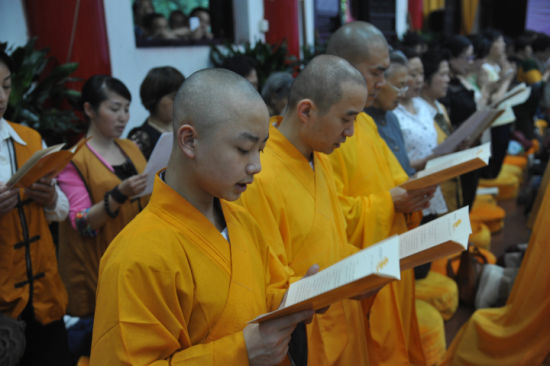 恭敬诵祈愿文，全身心地发愿，祈愿佛陀加被