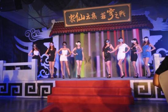 发布会现场的showgirl