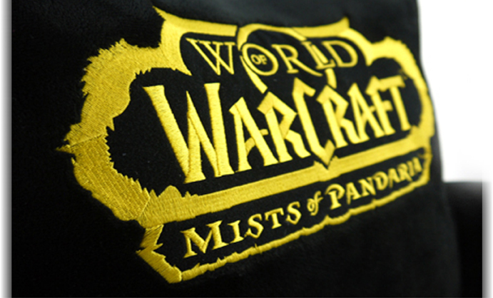 经典金色版 LOGO 靠枕