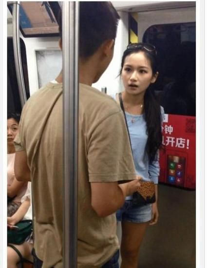 男子沉迷手游 女友暴走拖行10米進(jìn)地鐵被夾
