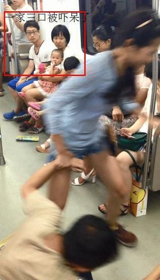 男子沉迷手游 女友暴走拖行10米進(jìn)地鐵被夾
