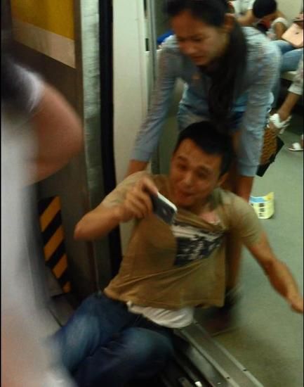 男子沉迷手游 女友暴走拖行10米進(jìn)地鐵被夾