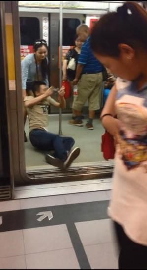 男子沉迷手游 女友暴走拖行10米進(jìn)地鐵被夾