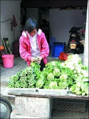 準(zhǔn)大學(xué)生賣菜攢5000元學(xué)費 弟弟偷取買游戲機幣