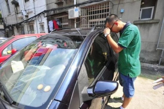 离谱父亲玩电玩4小时 女婴锁车内活活热死