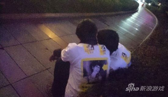 男子沉迷游戏 为生计与男网友开房盗其苹果手机
