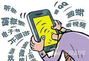 小伙列车上沉迷手机游戏 抽搐不止险送命