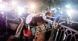 民警在公交车站询问小男孩