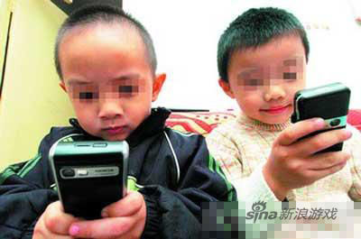 熊孩子沉迷手游电子城偷手机