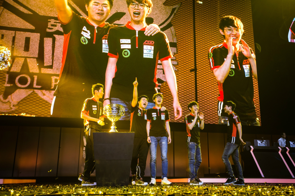LPL季后总决赛图集 LGD夺冠相拥捧杯-新浪英