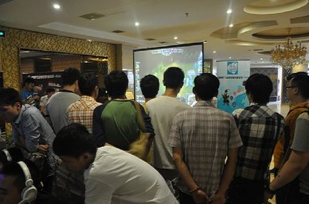 现场观众观看LOL公益挑战赛 现场观众观看LOL公益挑战赛