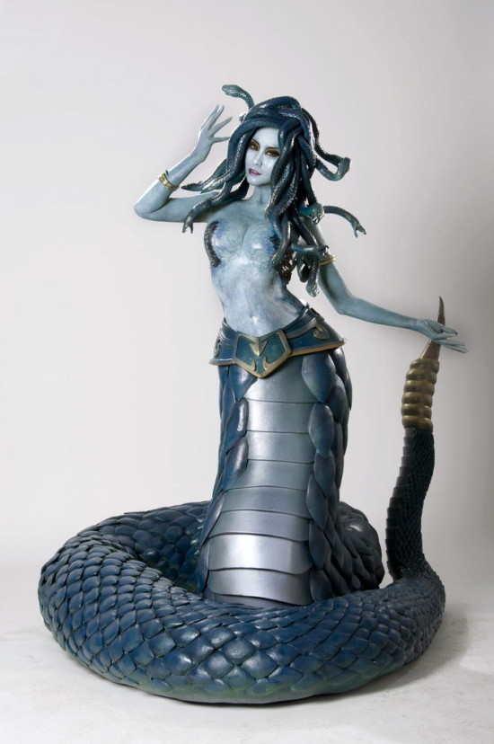 美女化身美杜莎 《魔物狩猎者》奉献顶级特效COS