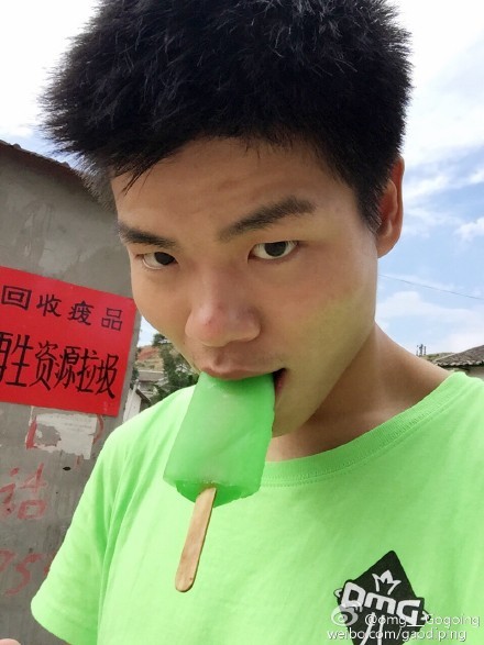 德杯宣传片拍摄:烟雾萦绕大哥啃冰棍