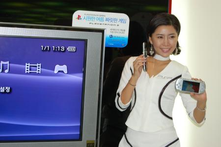 SCE韩国召开PSP 2000新型主机发布会_电视