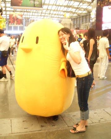 巨型果冻鸡成CJ展会最受欢迎合影宠物_网络游戏