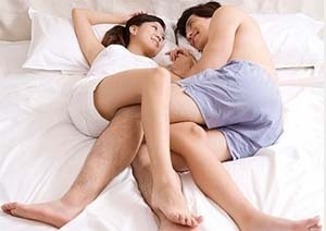 睡姿透露夫妻关系