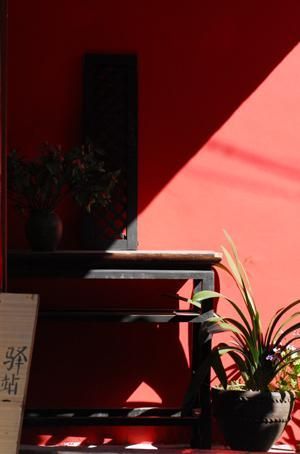 丽江客栈:游客们从小窗向外远眺,期待着某种奇迹的降临