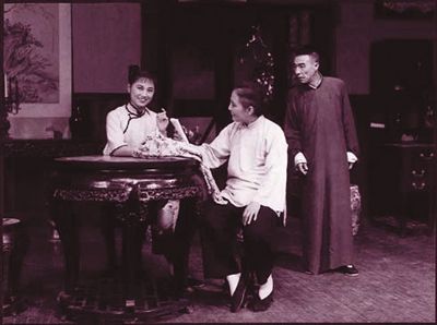 1954年,北京人民艺术剧院成功上演了《雷雨》。 1954年,北京人民艺术剧院成功上演了《雷雨》。