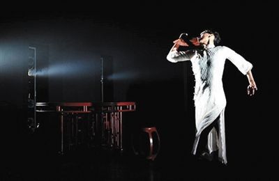 香港导演邓树荣与编舞邢亮合作的《舞·雷雨》。 香港导演邓树荣与编舞邢亮合作的《舞·雷雨》。