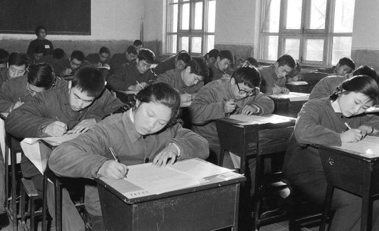 1977年,在北京,参加高等学校入学考试的青年正在认真答卷。 1977年,在北京,参加高等学校入学考试的青年正在认真答卷。