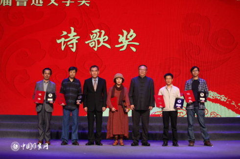 周啸天(右二) 周啸天(右二)
