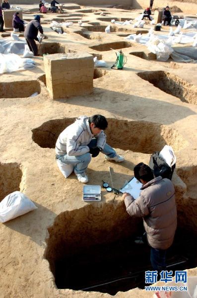 考古人员在南水北调中线工程河南荥阳关帝庙墓地考古发掘现场工作(2007年12月14日) 考古人员在南水北调中线工程河南荥阳关帝庙墓地考古发掘现场工作(2007年12月14日)