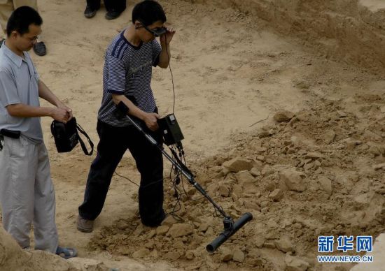 考古人员在南水北调中线工程河南新郑胡庄墓地考古发掘中采用探地雷达进行文物探测(2008年7月8日摄)。 考古人员在南水北调中线工程河南新郑胡庄墓地考古发掘中采用探地雷达进行文物探测(2008年7月8日摄)。