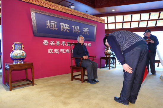 赵志辉向霍铁辉大师行礼 赵志辉向霍铁辉大师行礼