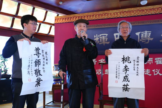 知名漫画家李滨声(中)向霍铁辉赵志辉师徒赠字 知名漫画家李滨声(中)向霍铁辉赵志辉师徒赠字