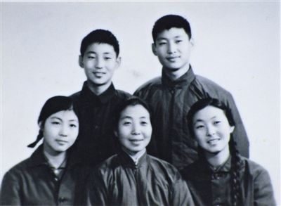 1972年冬,齐心获准带着儿女看望监护中的习仲勋。为了这次相见,齐心和子女专程从外地赶回北京,并拍摄了这张照片。前排右起:齐桥桥、齐心、习安安。后排右起:习近平、习远平。 1972年冬,齐心获准带着儿女看望监护中的习仲勋。为了这次相见,齐心和子女专程从外地赶回北京,并拍摄了这张照片。前排右起:齐桥桥、齐心、习安安。后排右起:习近平、习远平。