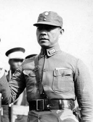张自忠将军,国军第33集团军总司令。张自忠当选第一名将首先是由战绩决定的,他曾在台儿庄战役中重创日寇坂垣师团,获得临沂大捷;收复枣阳桐柏,获得鄂北大捷;还获得过襄东大捷,被老百姓称为活关公。 张自忠将军,国军第33集团军总司令。张自忠当选第一名将首先是由战绩决定的,他曾在台儿庄战役中重创日寇坂垣师团,获得临沂大捷;收复枣阳桐柏,获得鄂北大捷;还获得过襄东大捷,被老百姓称为活关公。
