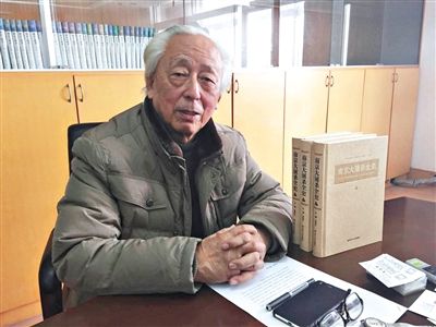 12月11日,80岁的历史学家张宪文在位于南京大学的办公室中接受记者采访。新京报记者 李丹丹 摄 12月11日,80岁的历史学家张宪文在位于南京大学的办公室中接受记者采访。新京报记者 李丹丹 摄