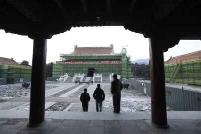 14日,清东陵隆恩殿周围搭起了脚手架。世界文化遗产清东陵启动文物保护工程。 14日,清东陵隆恩殿周围搭起了脚手架。世界文化遗产清东陵启动文物保护工程。