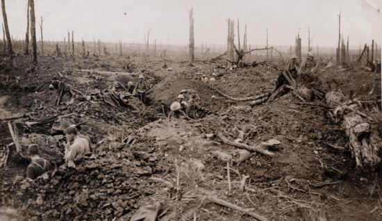 1916年,索姆河战役,堑壕里的英军。 1916年,索姆河战役,堑壕里的英军。