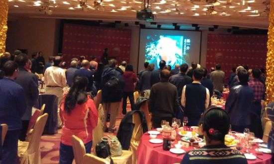 会上专门安排了全体起立纪念三十年来书院已故三十九位导师的环节 会上专门安排了全体起立纪念三十年来书院已故三十九位导师的环节