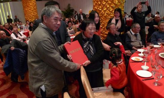 文化书院为刚刚过世的汤一介先生颁发“特殊贡献奖”,图为王守常院长和乐黛云先生。 文化书院为刚刚过世的汤一介先生颁发“特殊贡献奖”,图为王守常院长和乐黛云先生。