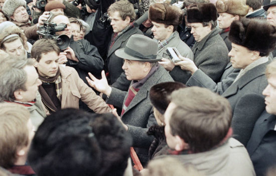 1990年1月11日,苏联总统戈尔巴乔夫在立陶宛维尔纽斯市中心与当地市民交谈。 1990年1月11日,苏联总统戈尔巴乔夫在立陶宛维尔纽斯市中心与当地市民交谈。
