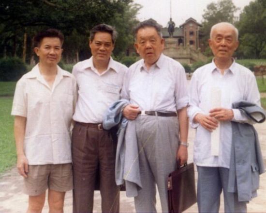 1989年,田余庆(左二)与邓广铭、季羡林等在中山大学参加纪念陈寅恪教授国际学术讨论会。 1989年,田余庆(左二)与邓广铭、季羡林等在中山大学参加纪念陈寅恪教授国际学术讨论会。