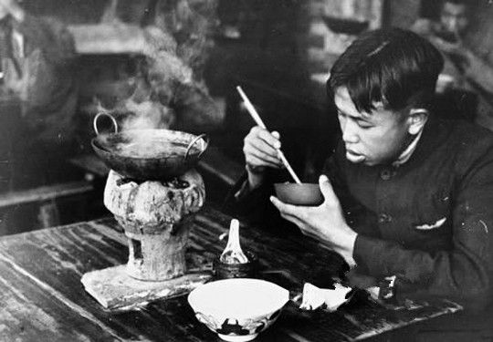 战时重庆,一名男青年在餐馆吃火锅 战时重庆,一名男青年在餐馆吃火锅