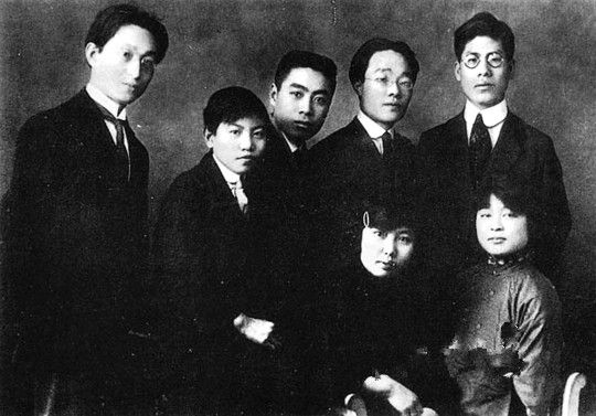 1921年春,张申府(左一)、周恩来(左三)和天津觉悟社部分成员在法国巴黎合影 1921年春,张申府(左一)、周恩来(左三)和天津觉悟社部分成员在法国巴黎合影