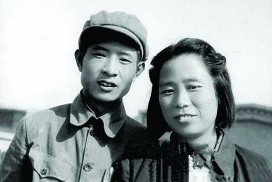 胡耀邦与李昭(资料图) 胡耀邦与李昭(资料图)