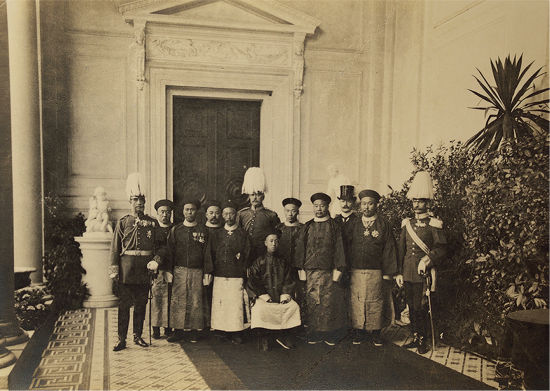 1901年,载沣(中)与内阁大学士张翼(右四)副都统荫昌(左五)离京赴德途经香港时的留影。 1901年,载沣(中)与内阁大学士张翼(右四)副都统荫昌(左五)离京赴德途经香港时的留影。