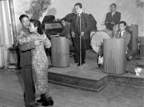1948年11月,淮海战役在即,而国民党军官却依然是歌照唱,舞照跳。 1948年11月,淮海战役在即,而国民党军官却依然是歌照唱,舞照跳。