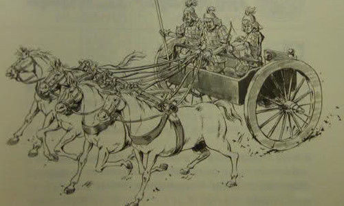 图片说明:标准的三人车组,左侧是持弓的甲首,中间为御者,右侧是持戈的戎右 图片说明:标准的三人车组,左侧是持弓的甲首,中间为御者,右侧是持戈的戎右
