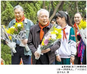 蒋建国蔡醒民拜祭先人 蒋建国蔡醒民拜祭先人